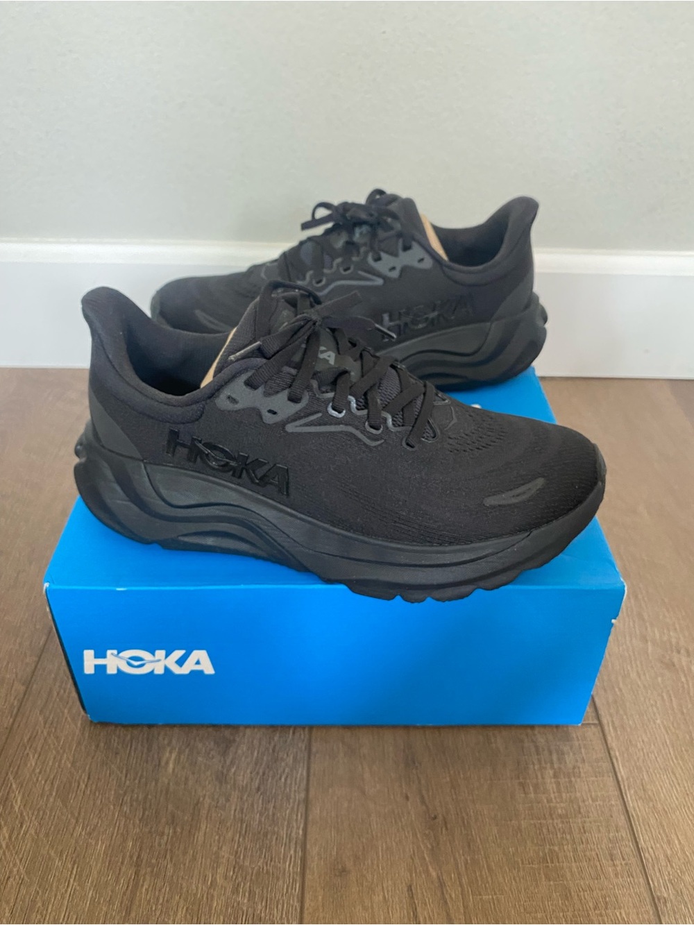 HOKA Arahi 8 Women’s 9.5 Black Running Shoes